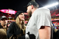 More photos of Taylor Swift arriving at the stadium to celebrate the Chiefs' victory.