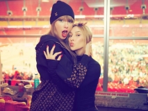 Taylor Swift's group photo at the Chiefs' victory celebration party, as well as helping to take photos for Travis's friends.